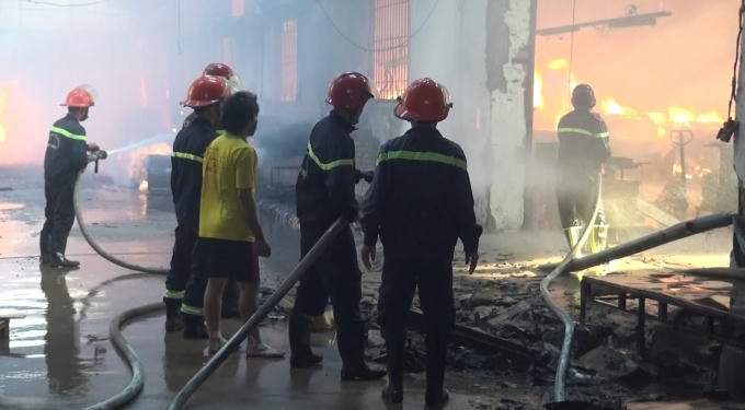 Lực lượng chức năng nỗ lực khống chế hỏa hoạn (Ảnh: Hà Bắc)