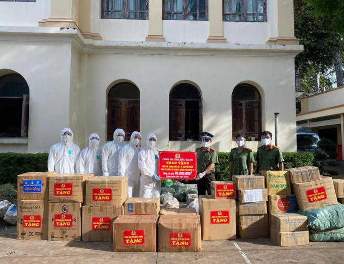 doan-chi-vien-cua-cong-an-tinh-bac-giang-da-trao-tien-va-cac-thiet-bi-y-te-nhu-yeu-pham-cho-cong-an-tp-ho-chi-minh-6302