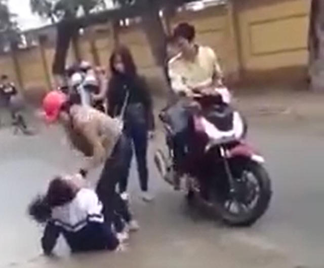 Nữ sinh bị 2 cô gái kéo ngã giữa đường, liên tục đánh đấm (Ảnh cắt từ clip)