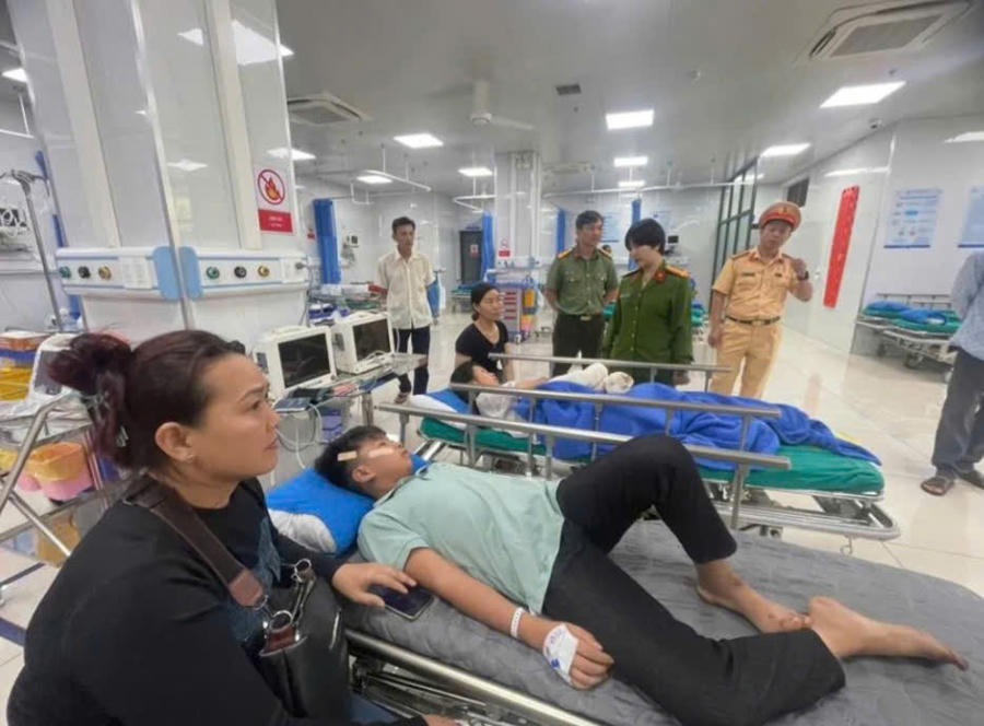 Các em học sinh đang được điều trị, theo dõi tại Bệnh viện. Ảnh: Trần Sỹ