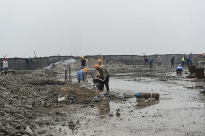 Công nhân tiến hành cưỡng chế phá dỡ nhà 8B Lê Trực.