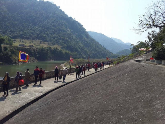 Ngôi chùa nằm cạnh dòng sông Chu hiền hòa, thơ mộng, thu hút đông đảo khách thập phương.