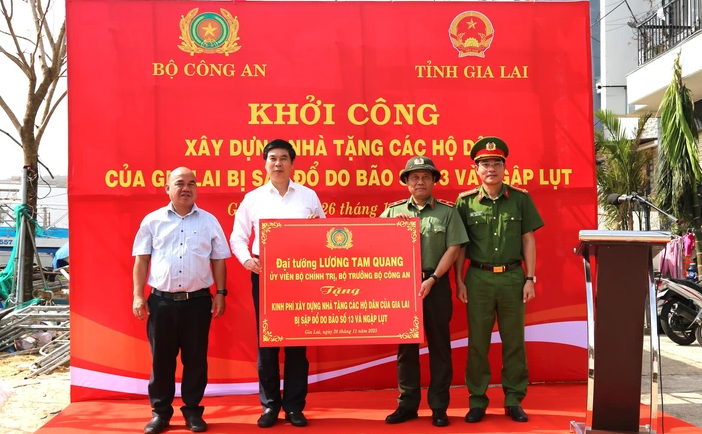 Đại diện Bộ Công an, Công an tỉnh Đắk Lắk và chính quyền địa phương khởi công xây dựng nhà cho các hộ dân bị ảnh hưởng bởi mưa bão. Ảnh: BCA