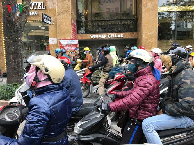Người dân "phi" xe máy lên cả vỉa hè.