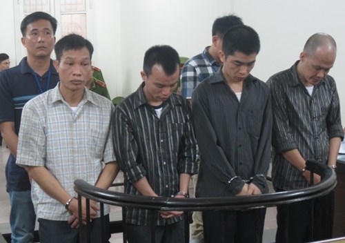 Nhóm cán bộ TTGD hướng nghiệp Hà Nội trước vành móng ngựa (Ảnh: T.T)