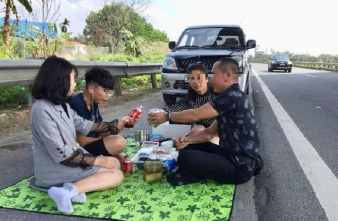 Gia đình 4 người thản nhiên bày tiệc trên cao tốc.