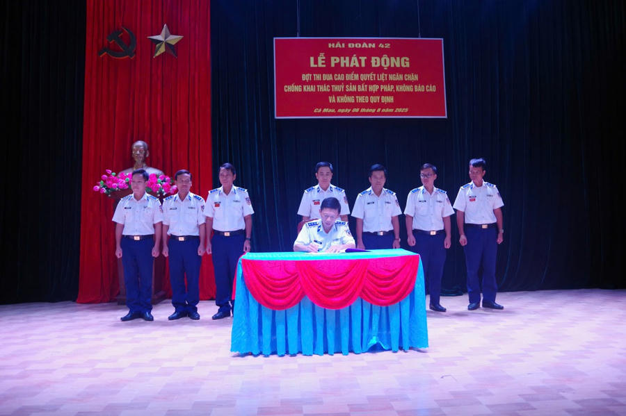 Đồng chí Thượng tá Vũ Đình Ngà - Ủy viên Ban Thường vụ Đảng ủy, Phó Chính ủy, Phó Chủ tịch Thường trực Hội đồng Thi đua – Khen thưởng Hải đoàn ký xác nhận giao ước thi đua của các cơ quan, đơn vị