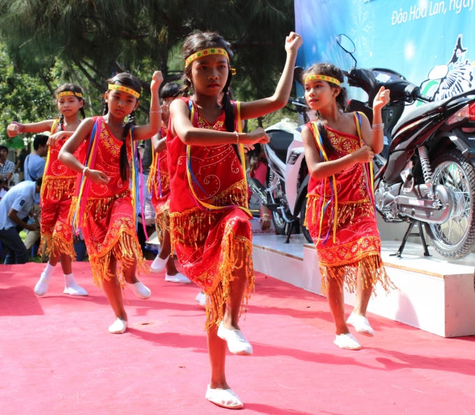 Văn nghệ cổ động cuộc thi của các học sinh Rắk Lây