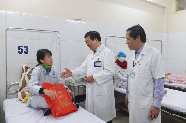 Người bệnh cảm thấy ấm lòng khi phải ăn Tết ở bệnh viện