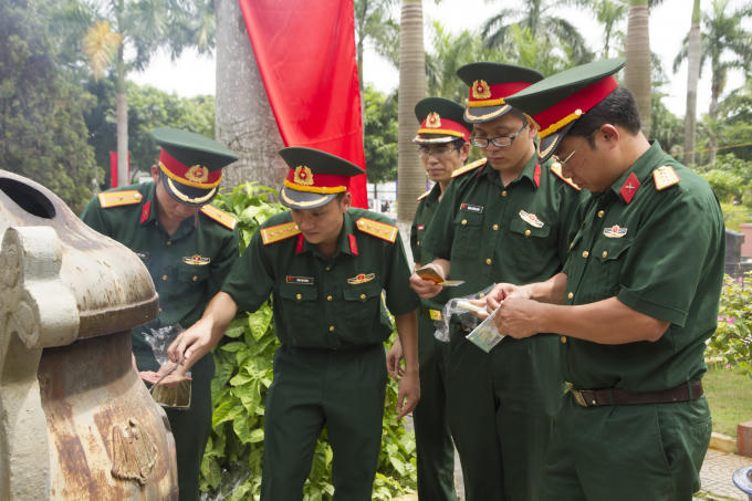 Những thế hệ chiến sỹ sau luôn biết ơn những thế hệ đã đi trước và nằm xuống vì hòa bình dân tộc.