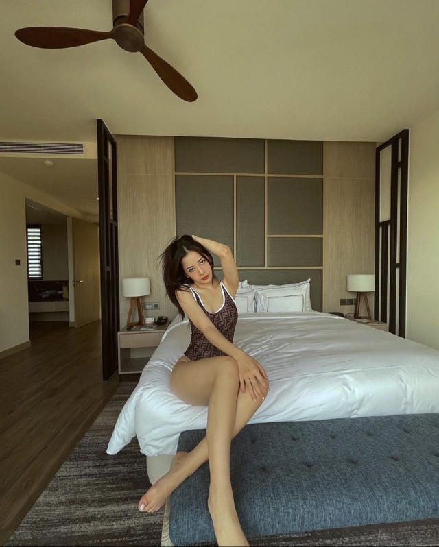 Kể cả khi đi du lịch, Chi Pu vẫn thích tạo dáng trong phòng ngủ.