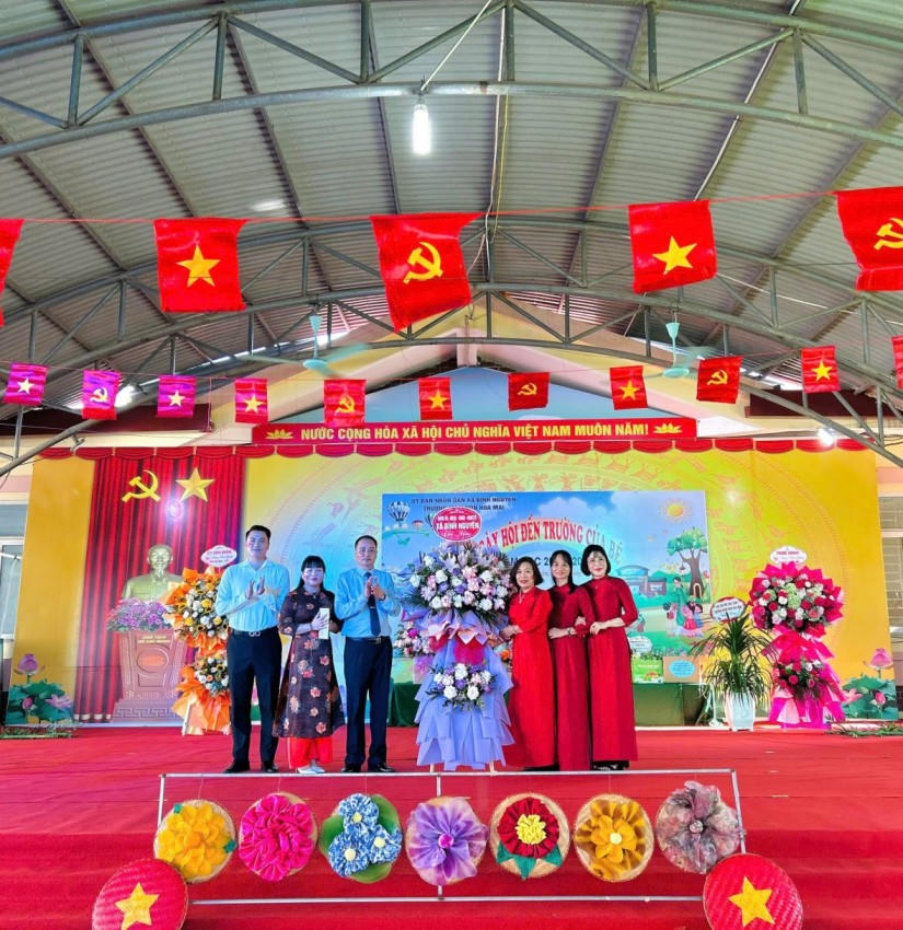 Lãnh đạo xã Bình Nguyễn chúc mừng trường Mầm non Hoa Mai khai giảng năm học 2025-2026.