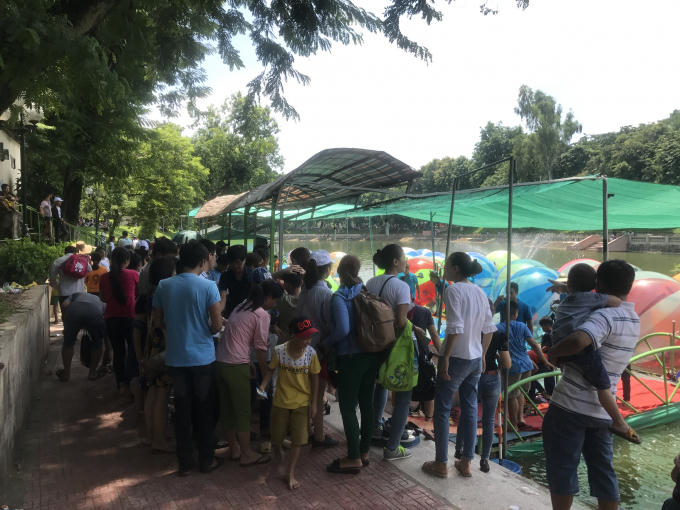 Rất nhiều người xếp h&agrave;ng chờ để cho con em m&igrave;nh được chơi b&oacute;ng nước.