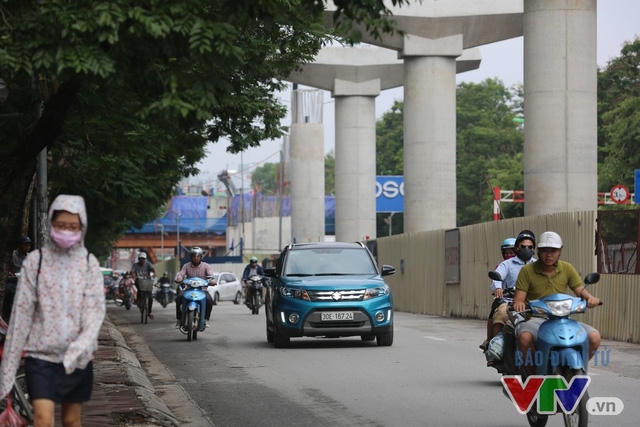 Người đi bộ hay đi xe đạp, xe máy cảm nhận rõ nhất mức độ ô nhiễm do khói, bụi gây ra.