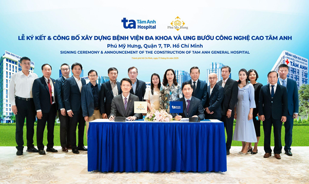 Ông Ngô Chí Dũng, Chủ tịch Hội đồng quản trị kiêm Tổng giám đốc Hệ thống BVĐK Tâm Anh (phải) và ông Gary Tseng - Tổng giám đốc Công ty Phú Mỹ Hưng cùng ký kết biên bản hợp tác. Ảnh: Hưng Thanh
