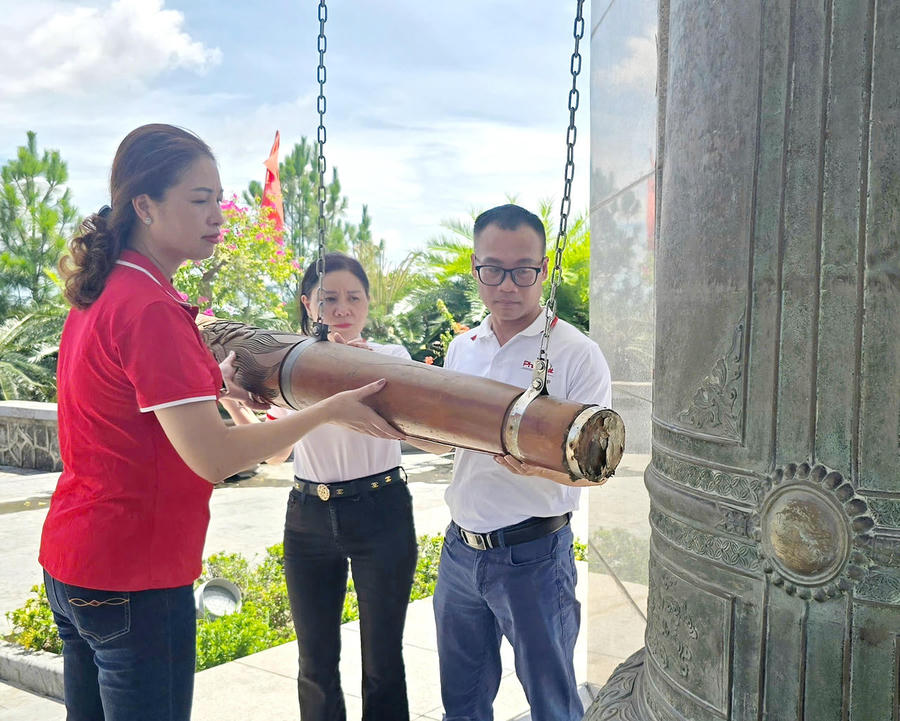 Phó Tổng Biên tập Trần Ngọc Hà cùng đại diện lãnh đạo phòng, ban Báo Pháp luật Việt Nam thỉnh chuông tại Nghĩa trang liệt sĩ Quốc gia Đường 9. Ảnh: Thiên Ý