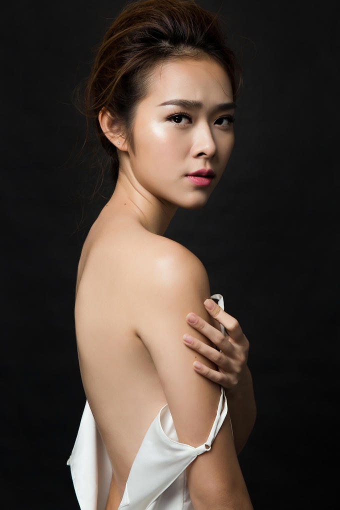 Diện những thiết kế khá kiệm vải, Diệp Bảo Ngọc khoe trọn tấm lưng trần cùng làn da đẹp mắt.