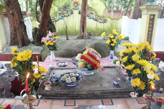 Hòn đá được người dân gọi là "ngài".