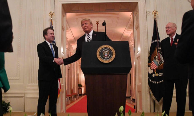 Tổng thống Trump chúc mừng ông Brett Kavanaugh tuyên thệ nhậm chức thẩm phán Tòa án Tối cao Mỹ vào tháng 10/2018. Ảnh: AFP / Getty Images
