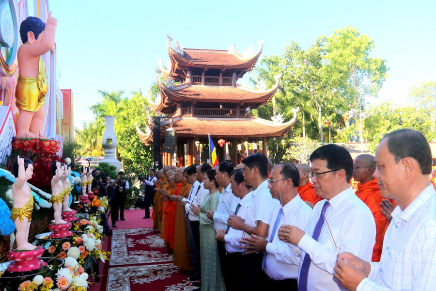 Lãnh đạo và đại biểu thực hiện nghi thức niệm hương