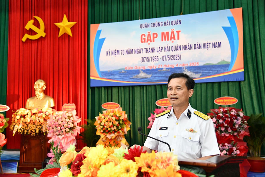 Đại tá Lê Văn Hưởng - Phó Chủ nhiệm Chính trị Hải quân phát biểu