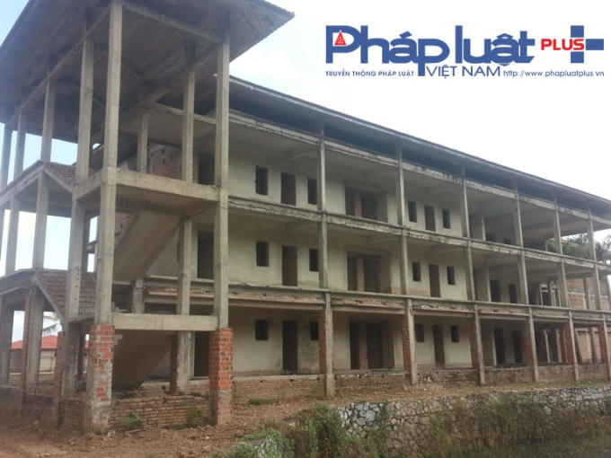 Những tòa nhà 3 tầng kiên cố, nhưng hoang lạnh nhiều năm không được hoàn thiện.