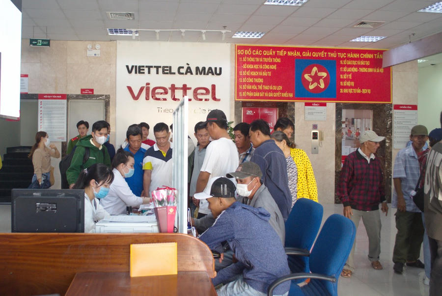 Người dân, doanh nghiệp đăng ký làm thủ tục hành chính tại Trung tâm Giải quyết thủ tục hành chính tỉnh Cà Mau.