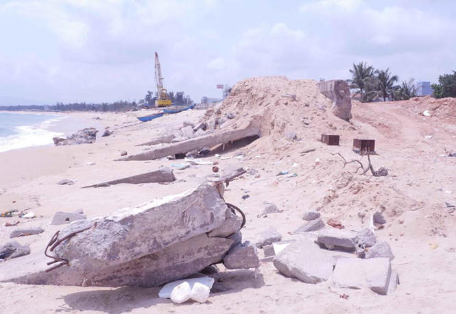 Công trình kè chống xói lở bờ biển Tam Quan bị hư hỏng nhiều đoạn ẢNH: HOÀNG TRỌNG