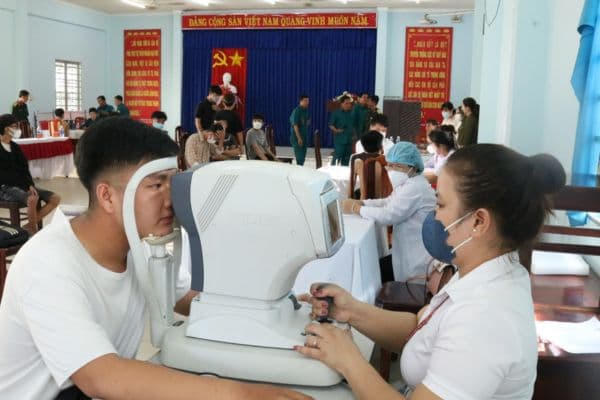 Loạn thị, mù màu vẫn có thể tham gia nghĩa vụ quân sự trong luật mới.