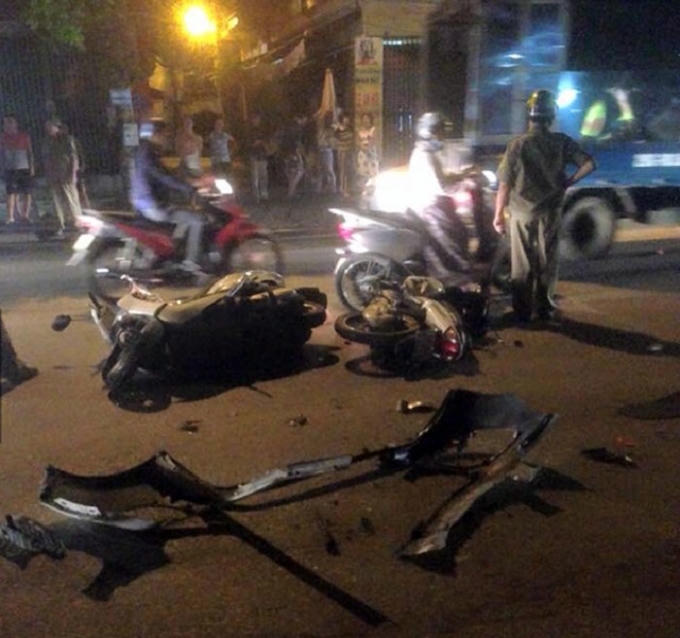 Hiện trường vụ tai nạn làm cho 3 chiếc xe máy nằm ngổn ngang trên đường.
