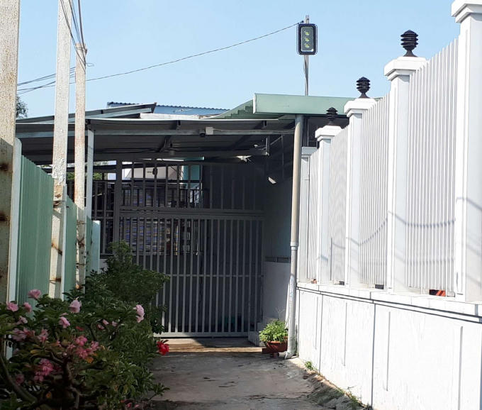 Ngôi nhà cấp 4 được dùng làm "chuồng chó" luôn cửa đóng then cài.