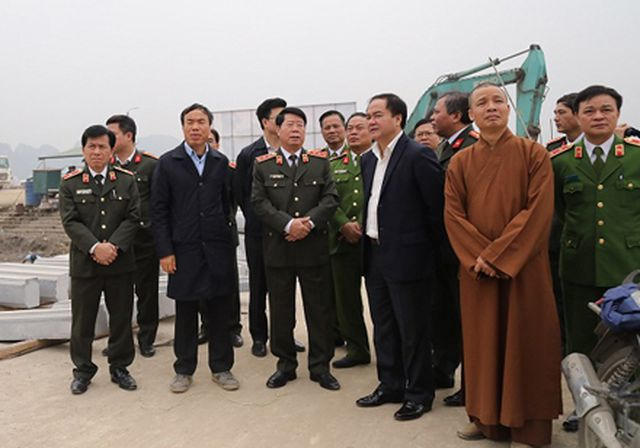 Ông Xuân Trường người đứng đứng thứ 2 cạnh Thứ trưởng Bùi Văn Nam từ trái qua phải.