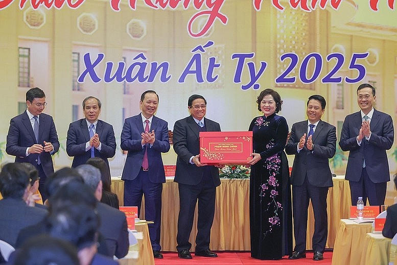 Thủ tướng tặng quà cho Ngân hàng Nhà nước.