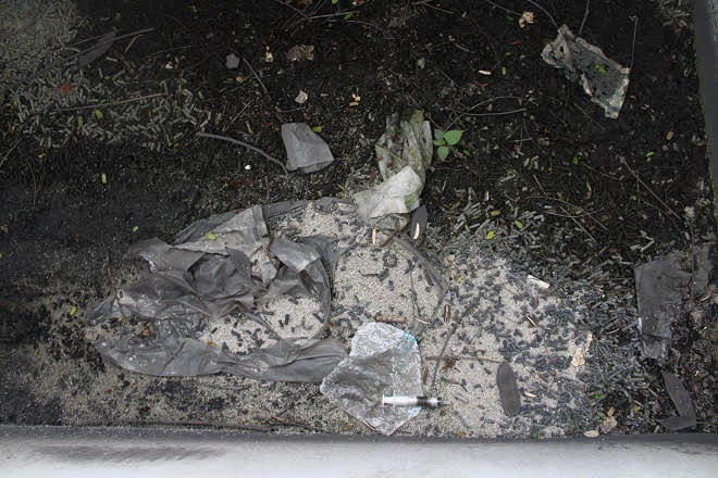 Bên trong thùng lọc trở thành nơi xả rác.