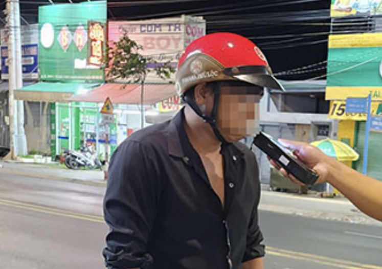 Lực lượng chức năng kiểm tra nồng độ cồn.
