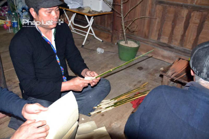 Sau khi cúng và nhận que bói, người được lựa chọn sẽ run lên bần bật, nghĩa là bị thần nhập. (ảnh: Phàn Giào Họ).