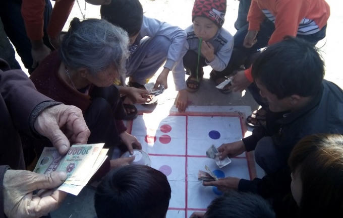 Chủ sới - cầm cái của hình thức đánh bạc “thò lò” khác là một bà già.