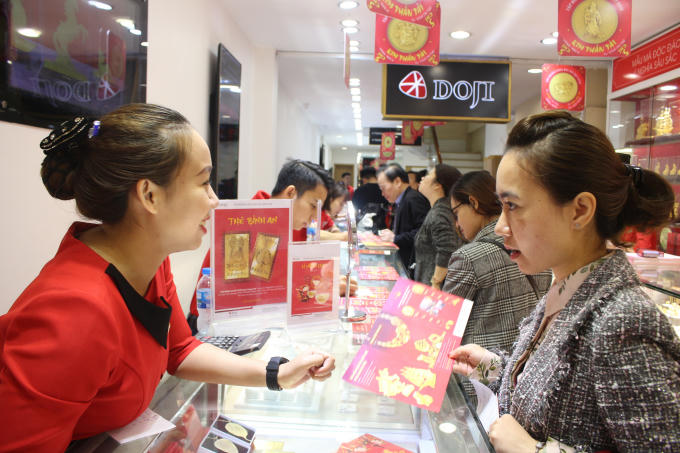 Dự đoán sức mua vàng đầu năm tăng vọt nên nhiều cơ sở kinh doanh vàng bạc, đá quý đã chuẩn bị sẵn lượng hàng rất lớn từ trước Tết để ra năm mới có thể phục vụ ngay cho người dân.