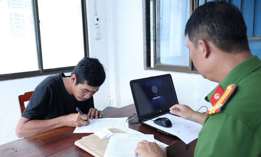 Bị can Nguyễn Thành Trung ký nhận các quyết định và lệnh