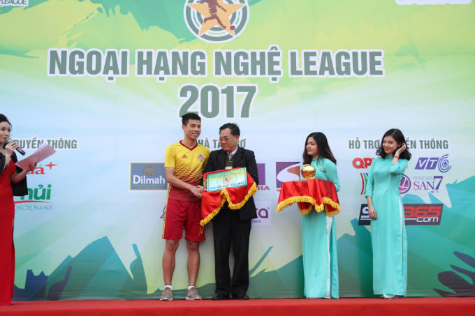 Giải thưởng cá nhân được trao cho các cầu thủ từ các đội.