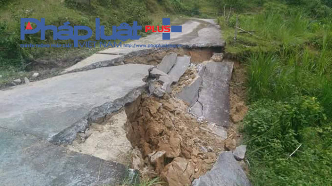 Mưa lũ cũng làm nhiều tuyến đường bê tông liên thôn ở huyện Hoàng Su Phì sạt lở.