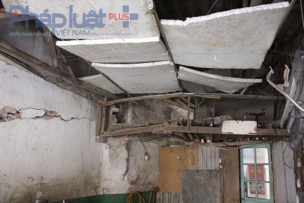 Ngôi nhà sập xệ được che chắn, gia cố tạm bợ rất mất an toàn.