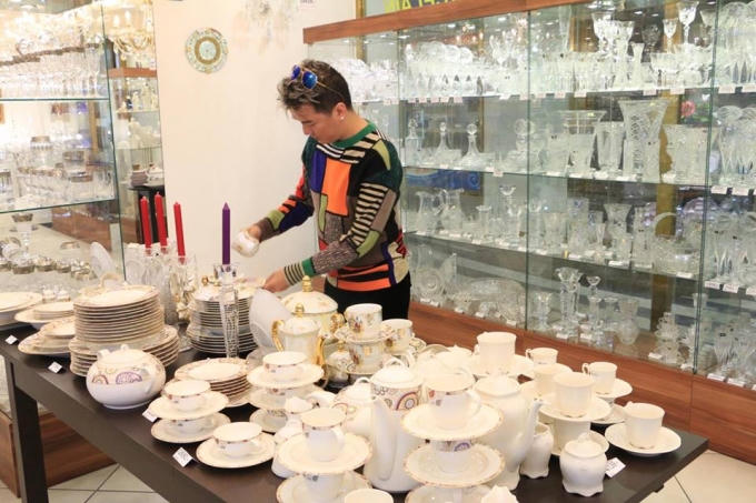 Mr.Đ&agrave;m gom đồ gi&aacute;ng sinh trước khi rời Tiệp Khắc