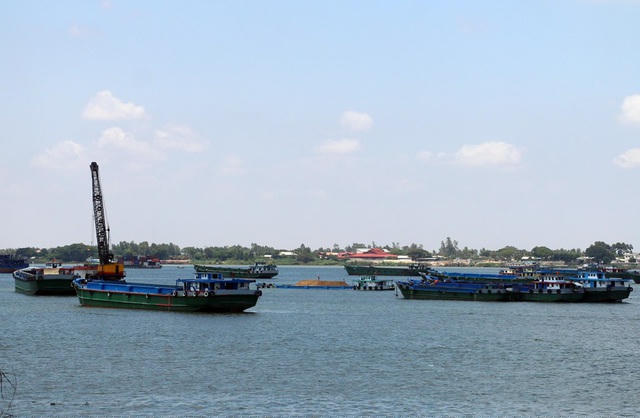 Hàng trăm sà lan nối đuôi nhau nằm chờ lấy cát tại một mỏ cát ở đầu nguồn sông Tiền ở tỉnh An Giang (Ảnh: Bảo Kỳ).
