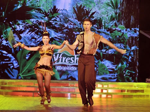 Ca sỹ Thu Minh và bạn nhảy trong chương trình Bước nhảy hoàn vũ 2011.