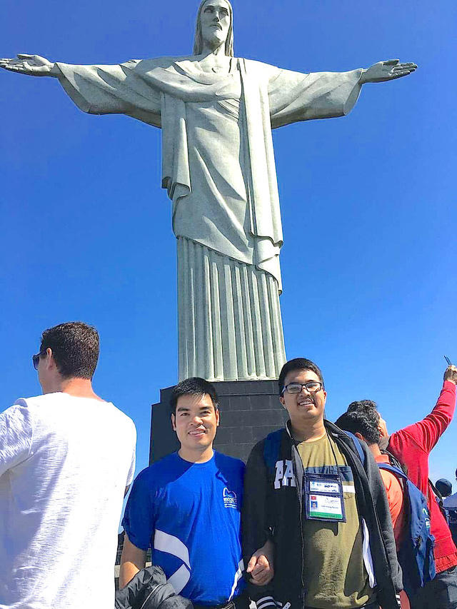 Em Nguyễn Cảnh Hoàng (bên phải) và thầy Hồ Sỹ Hùng có mặt tại Brazil dự kỳ thi Olympic Toán học Quốc tế 2017 và giành được thắng lợi đầu tiên.