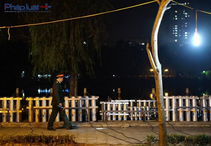 Trung tá Nguyễn Đình Thiện - Phó Chỉ huy trưởng, tham mưu trưởng Bộ Chỉ huy Quân sự Quận Hà Đông, trực tiếp chỉ huy trận địa pháo hoa cẩn thận kiểm tra trận địa một lần nữa.