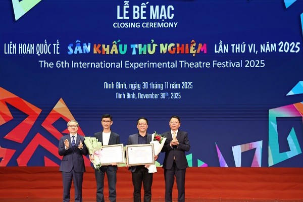 Ông Phan Tâm, Thứ trưởng Bộ Văn hóa, Thể thao và Du lịch; Trần Song Tùng, Phó Chủ tịch Thường trực UBND tỉnh trao giải tác phẩm, vở diễn xuất sắc nhất Liên hoan cho 2 đơn vị là Nhà hát Kịch Việt Nam và Đoàn nghệ thuật quốc tế Mông Cổ.