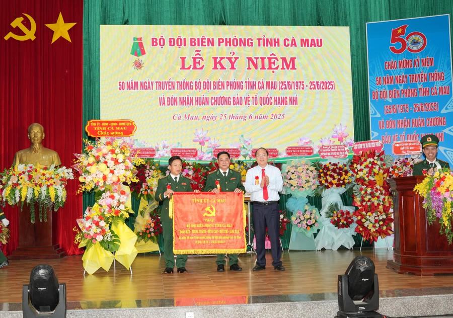 Ông Nguyễn Hồ Hải - Bí thư Tỉnh ủy Cà Mau, trao tặng Bức trướng “Đoàn kết – Trung thành – Dũng cảm – Mưu trí – Sáng tạo” cho BĐBP Cà Mau.