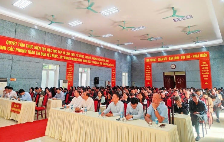 Các đại biểu tham dự Hội nghị quán triệt tại điểm cầu UBND phường Vĩnh Hưng.